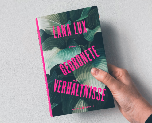 "Geordnete Verhältnisse" von Lana Lux